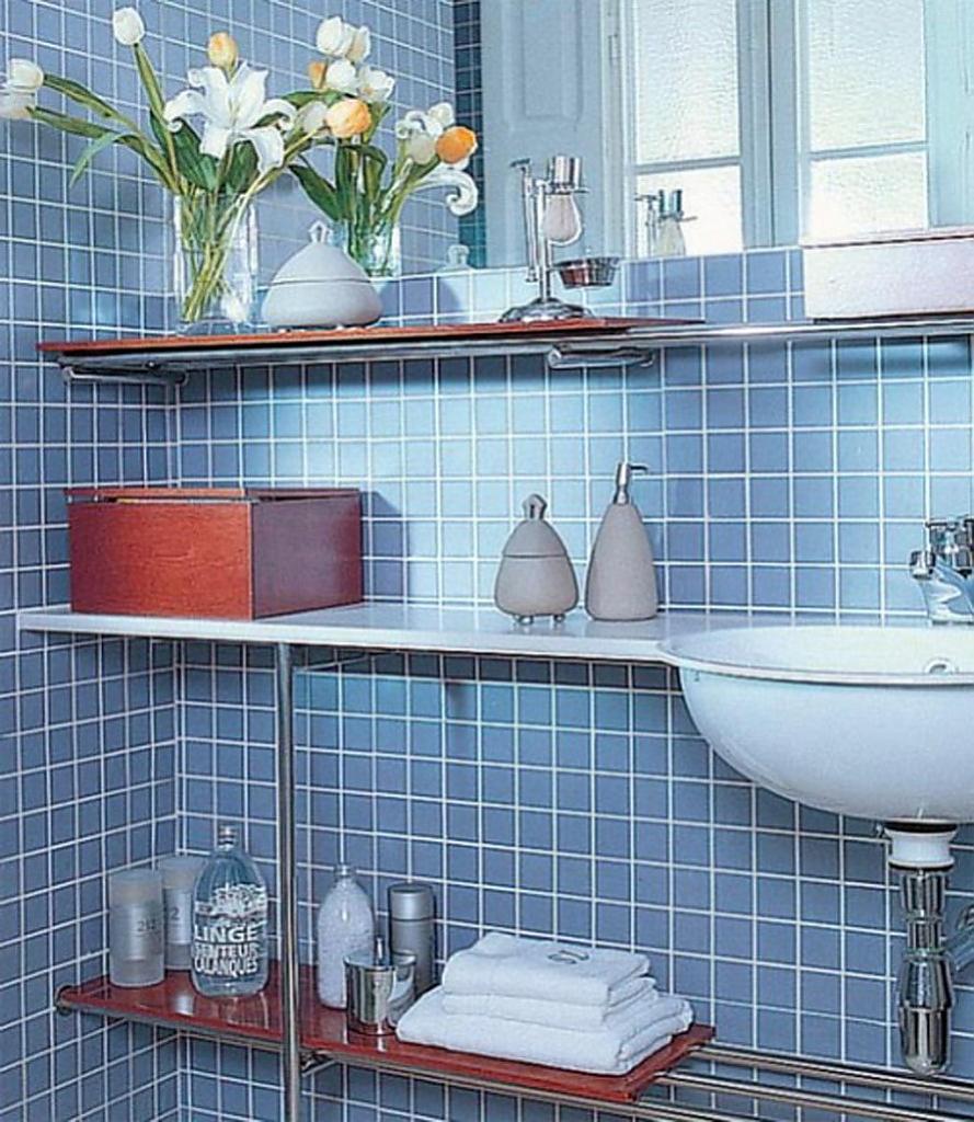 creative-storage-idea-for-a-small-bathroom-23