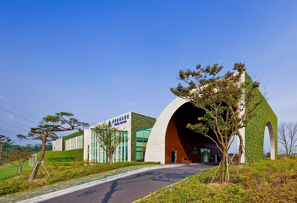 green-walled-buildings-10