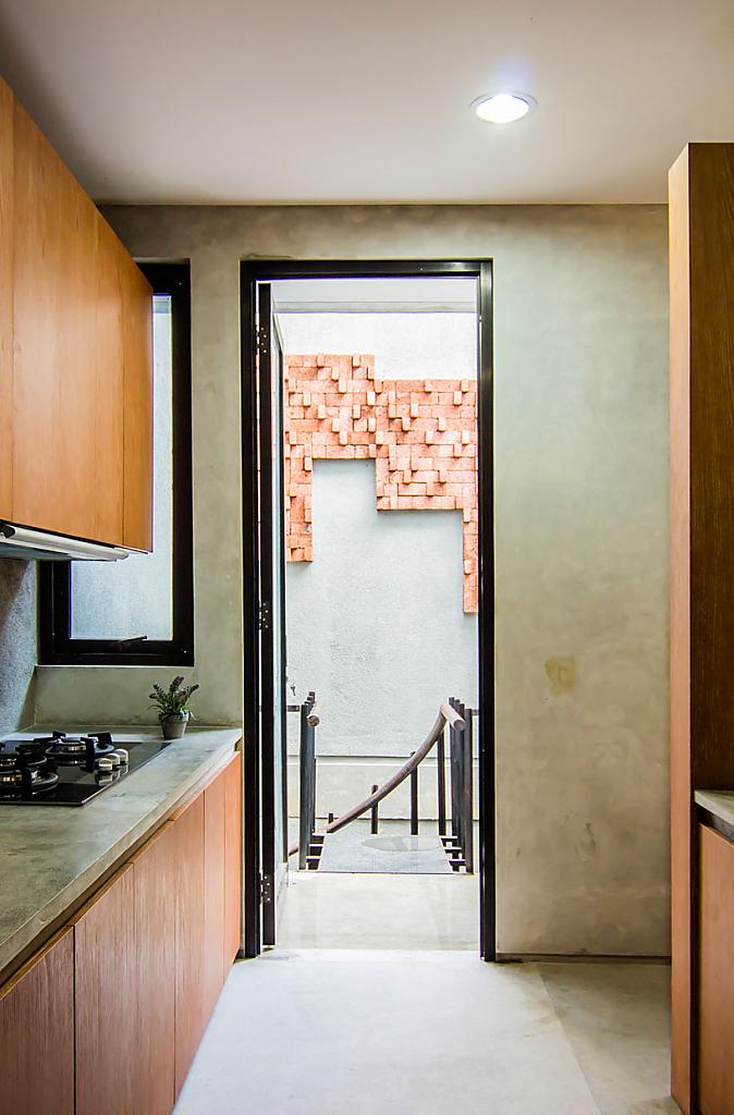 lumber-shaped-box-house-12