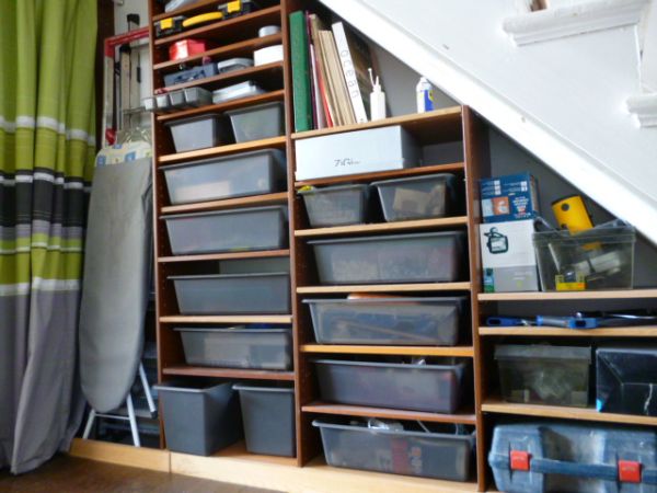 under-stairs-storage-space-and-shelf-ideas-1