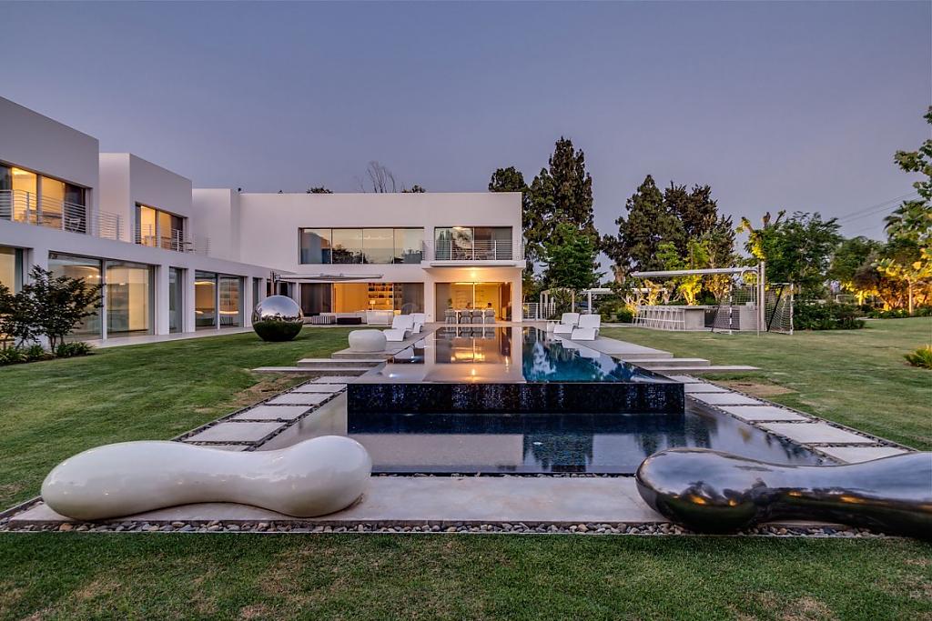 unique-contemporary-villa-25