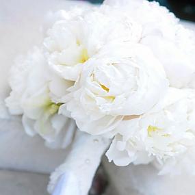 white-peony-bouquets-3