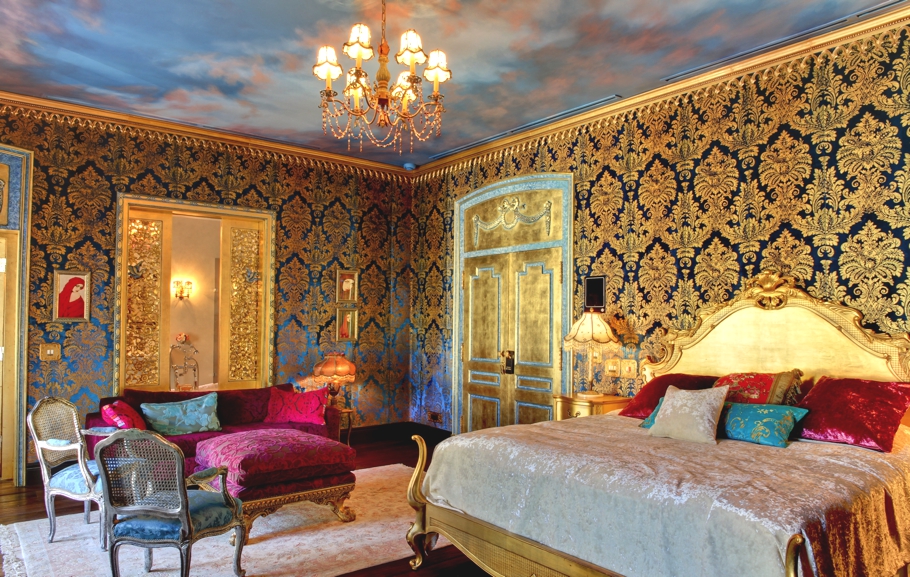 Спальная комната в особняке Enigma Mansion