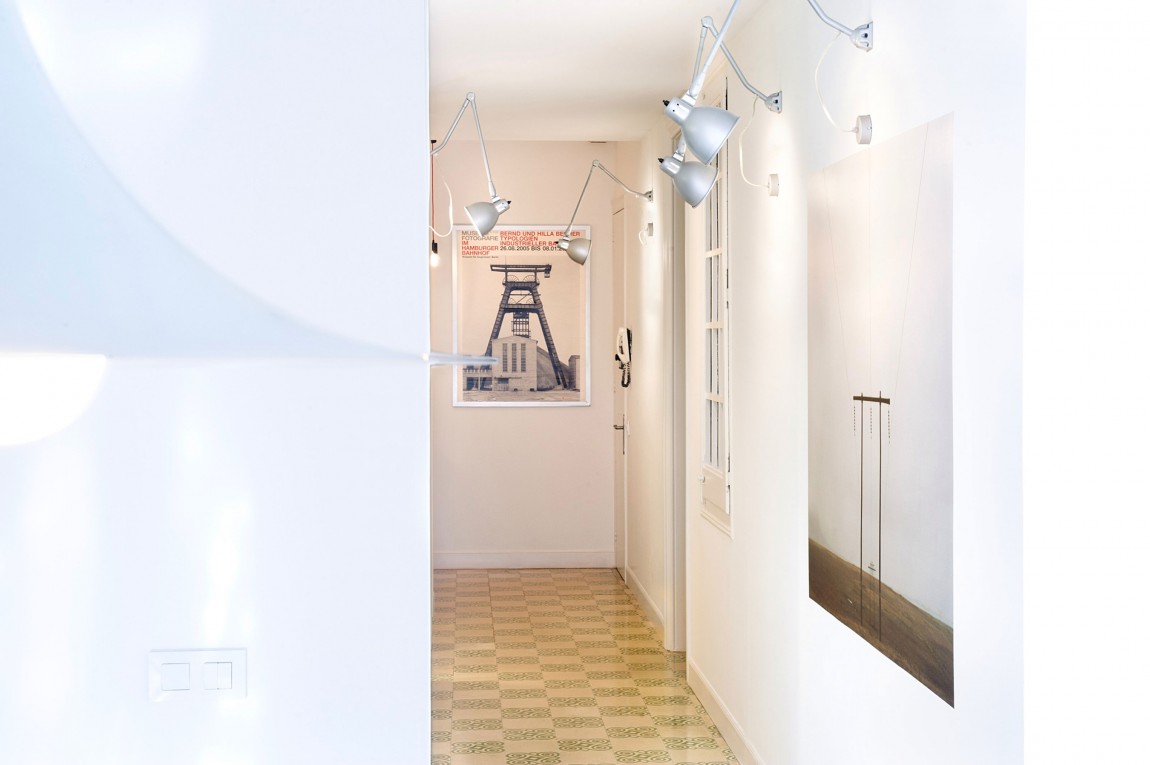 Современные светильники в коридоре дома в Sant Joan