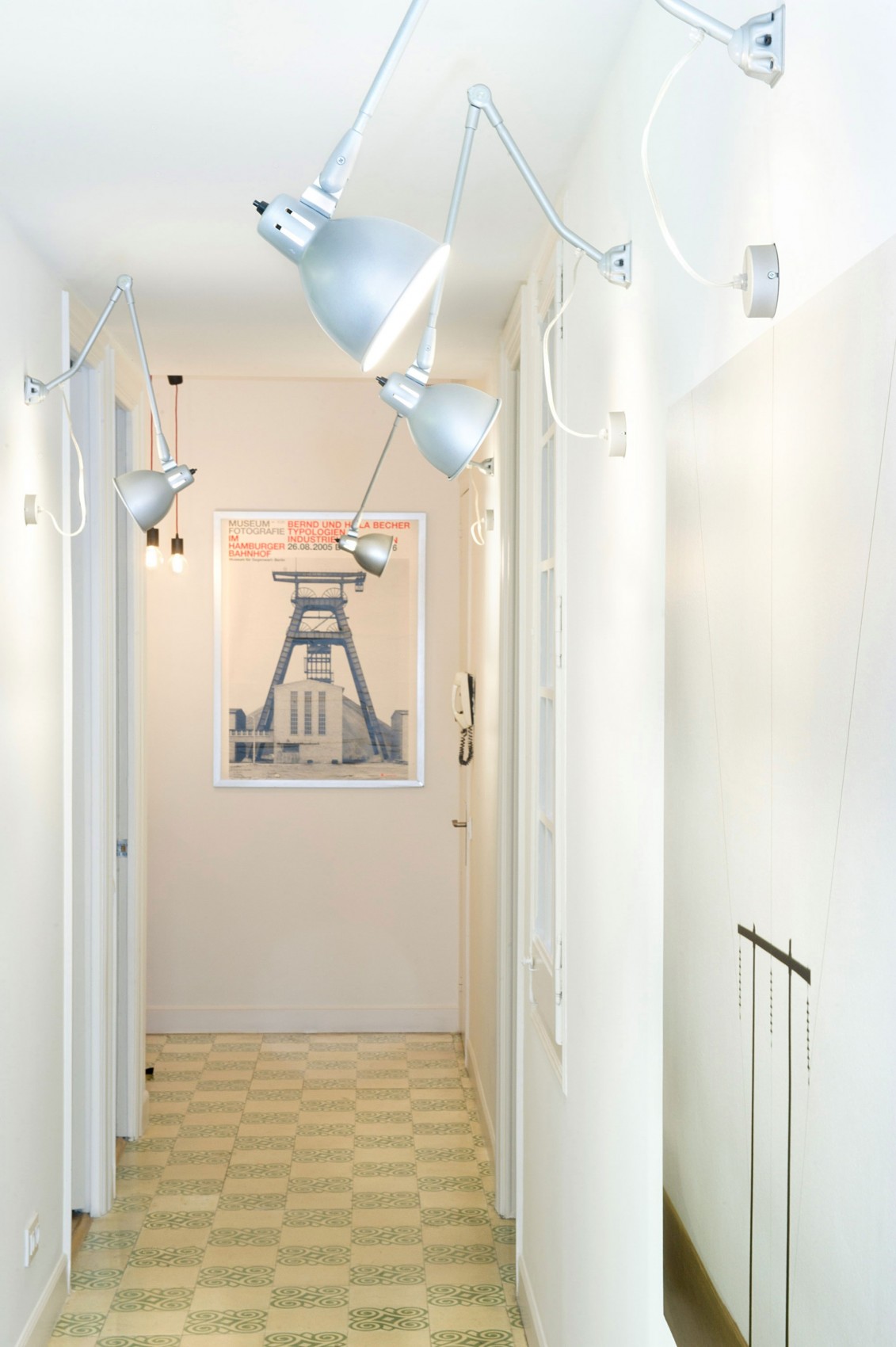 Современные светильники в коридоре дома в Sant Joan