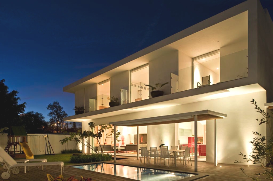 Прямолинейный дизайн современного ML дома от Agraz Architects
