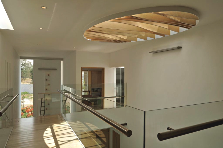 Прямолинейный дизайн современного ML дома от Agraz Architects