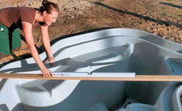 установка емкости для пруда