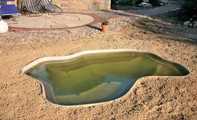 установка емкости для пруда