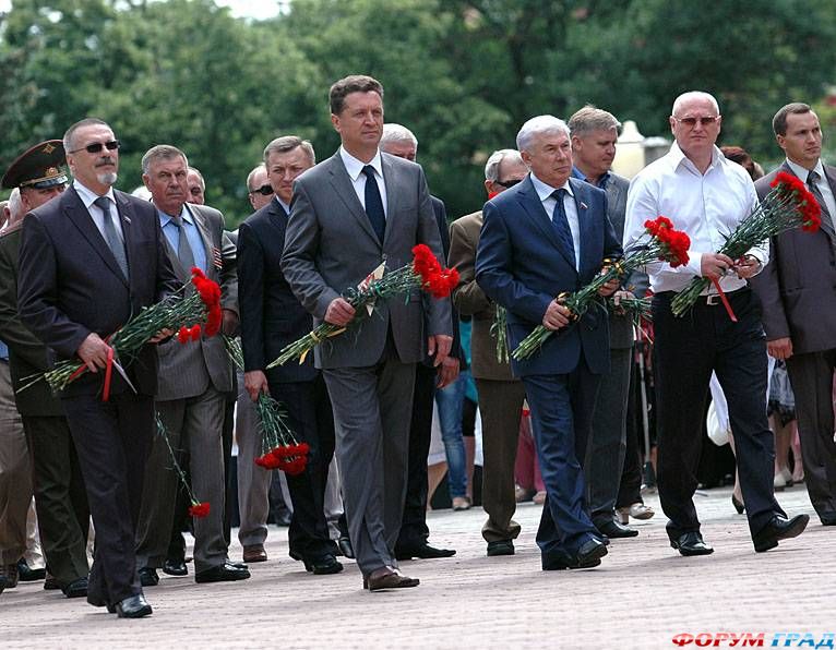 С цветами на митинг
