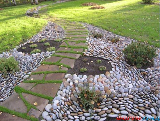 Камень в саду