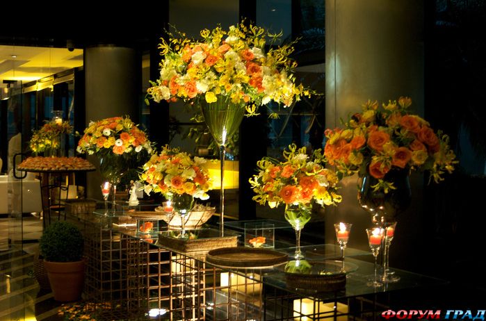 Золотистые букеты в высоких вазах