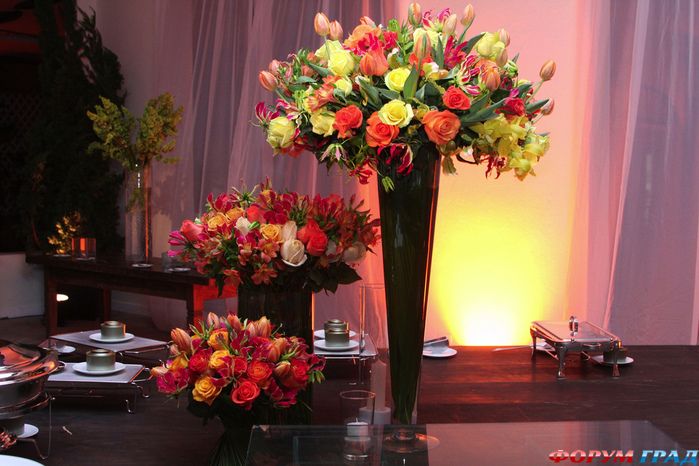 В высоких вазах