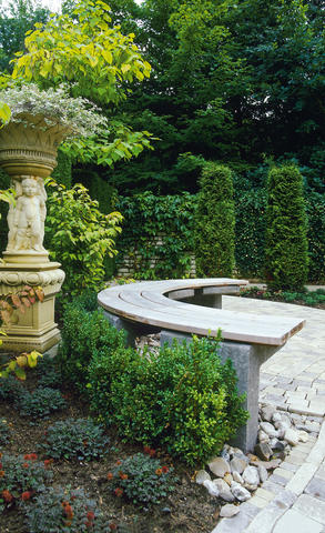 Полукруглая садовая скамейка