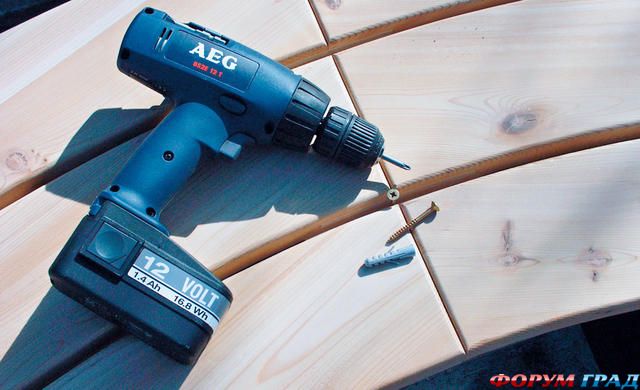 Полукруглая садовая скамейка