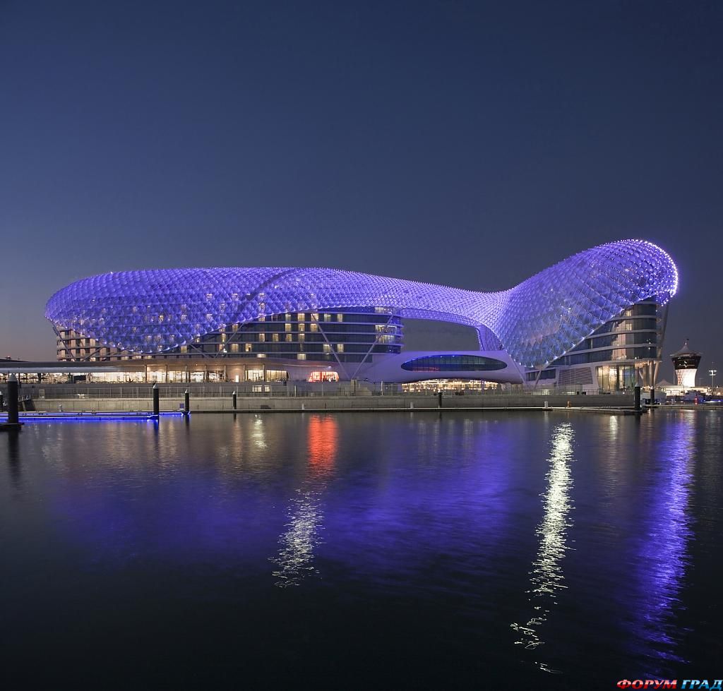 Отель Yas Viceroy вечером