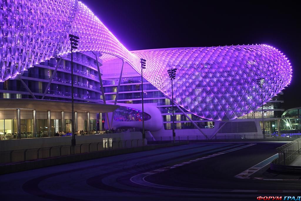 Отель Yas Viceroy ночью