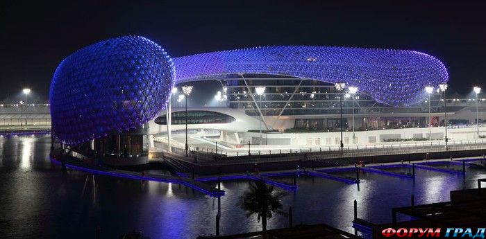 Отель Yas Viceroy ночью