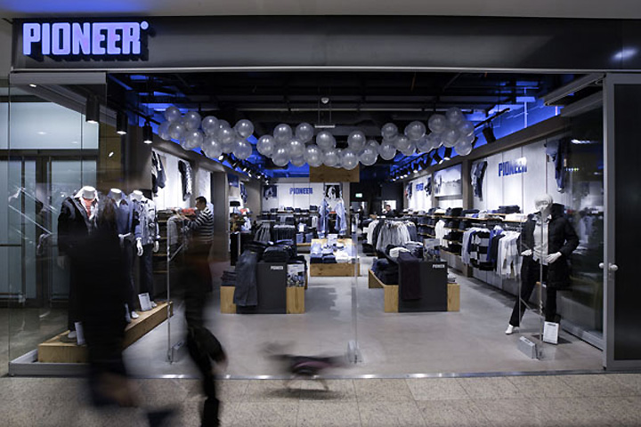 pioneer-flagship-store-by-halfmann-mennickheim-vizona-01