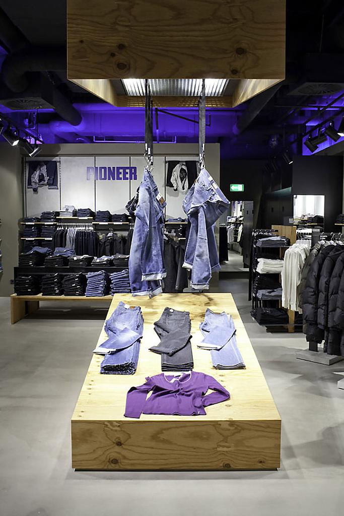 pioneer-flagship-store-by-halfmann-mennickheim-vizona-02