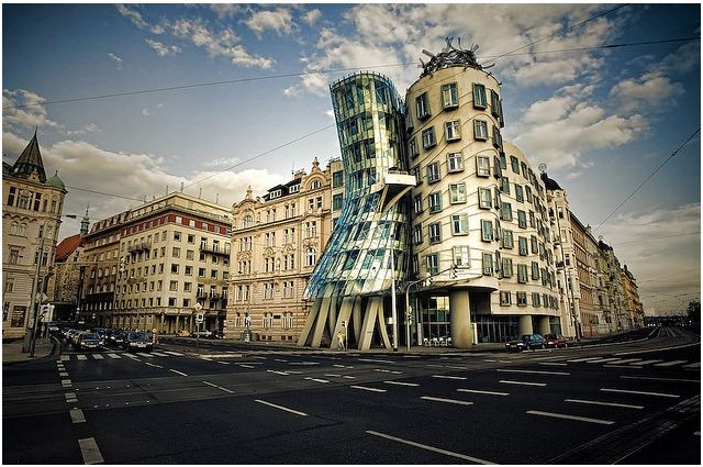 Построенный в Праге Танцующий дом