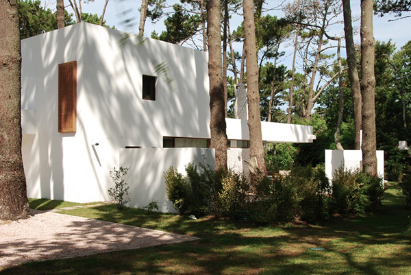 Резиденция Casa La Hilaria в Уругвае в окружении цветов и деревьев