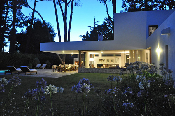 Резиденция Casa La Hilaria в Уругвае в окружении цветов и деревьев