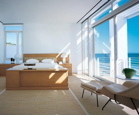 California beach house by Meier and Palladino, intense white and ocean