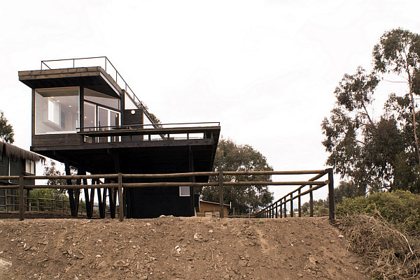 Chilean Beach Residence With Oceanfront Offers a Calm Stay