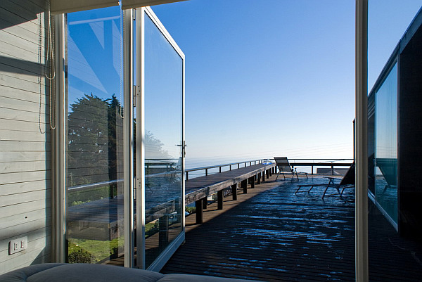 Chilean Beach Residence With Oceanfront Offers a Calm Stay