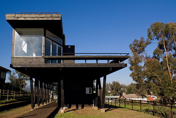 Chilean Beach Residence With Oceanfront Offers a Calm Stay