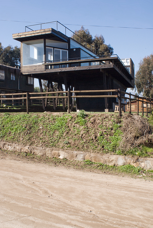 Chilean Beach Residence With Oceanfront Offers a Calm Stay