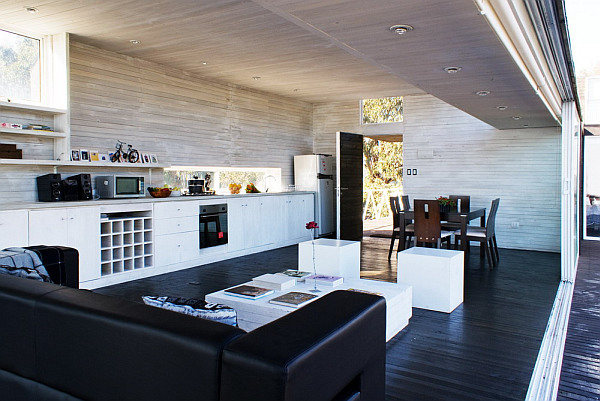 Chilean Beach Residence With Oceanfront Offers a Calm Stay