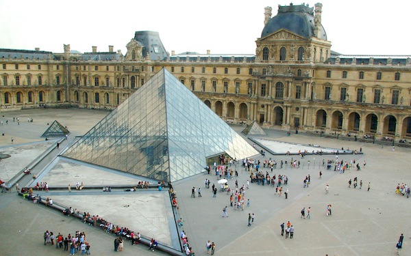 Пирамида у Большого Лувра работы Ieoh Ming Pei, Париж