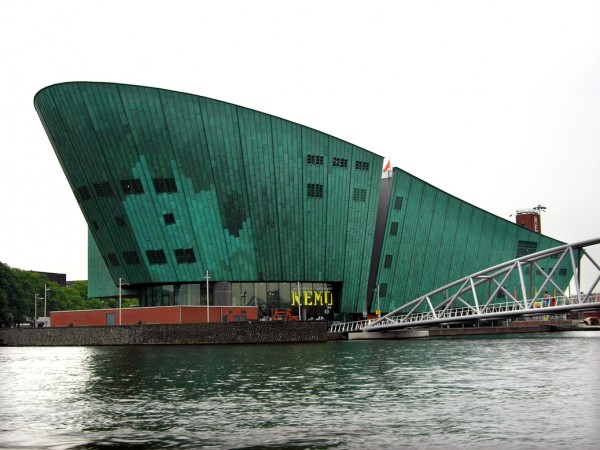 Работа архитектора Ренцо Пьяно NEMO Science Cen в Амстердаме