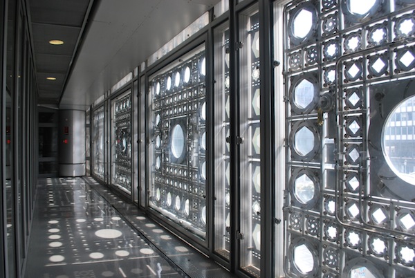Новаторское использование естественного дневного света для внутреннего освещения в здании Arab World Institute, разработка Нувеля