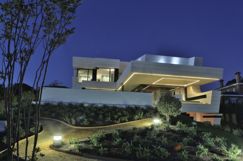 Family House in Madrid With a Futuristic Twist