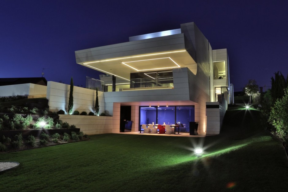 Family House in Madrid With a Futuristic Twist