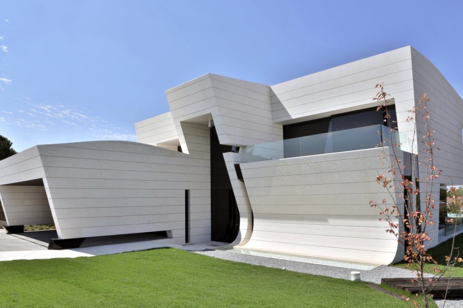 Family House in Madrid With a Futuristic Twist