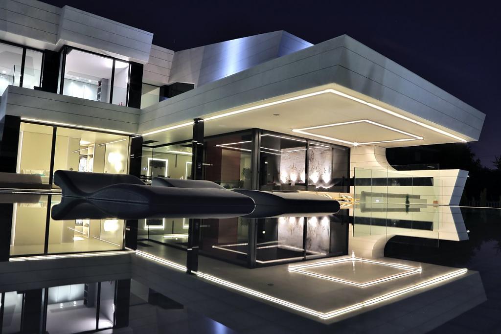Family House in Madrid With a Futuristic Twist