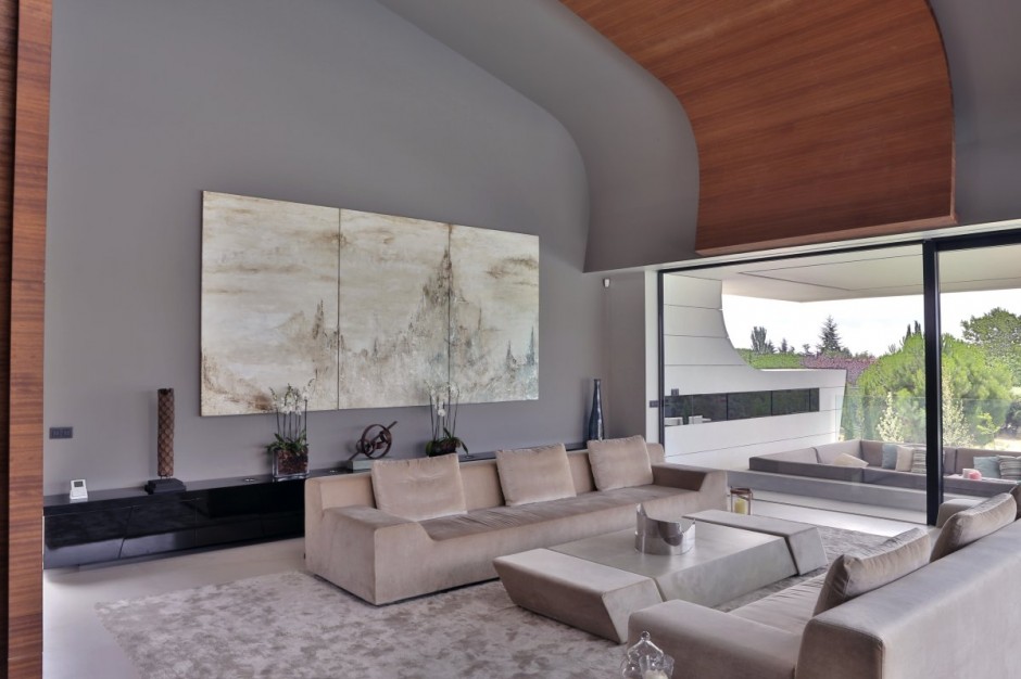 Family House in Madrid With a Futuristic Twist