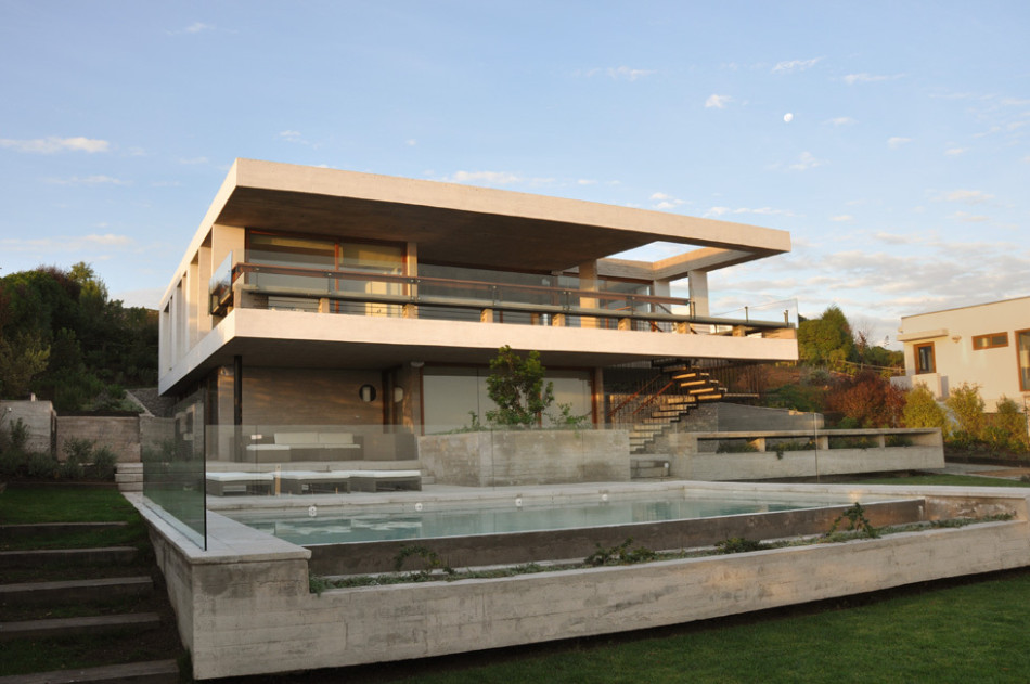 Concrete House Offering Stunning Panoramic Views