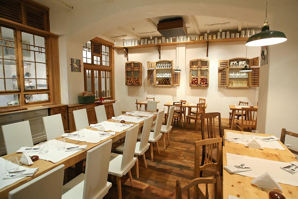 Lacrimi si Sfinti restaurant by Cristian Corvin