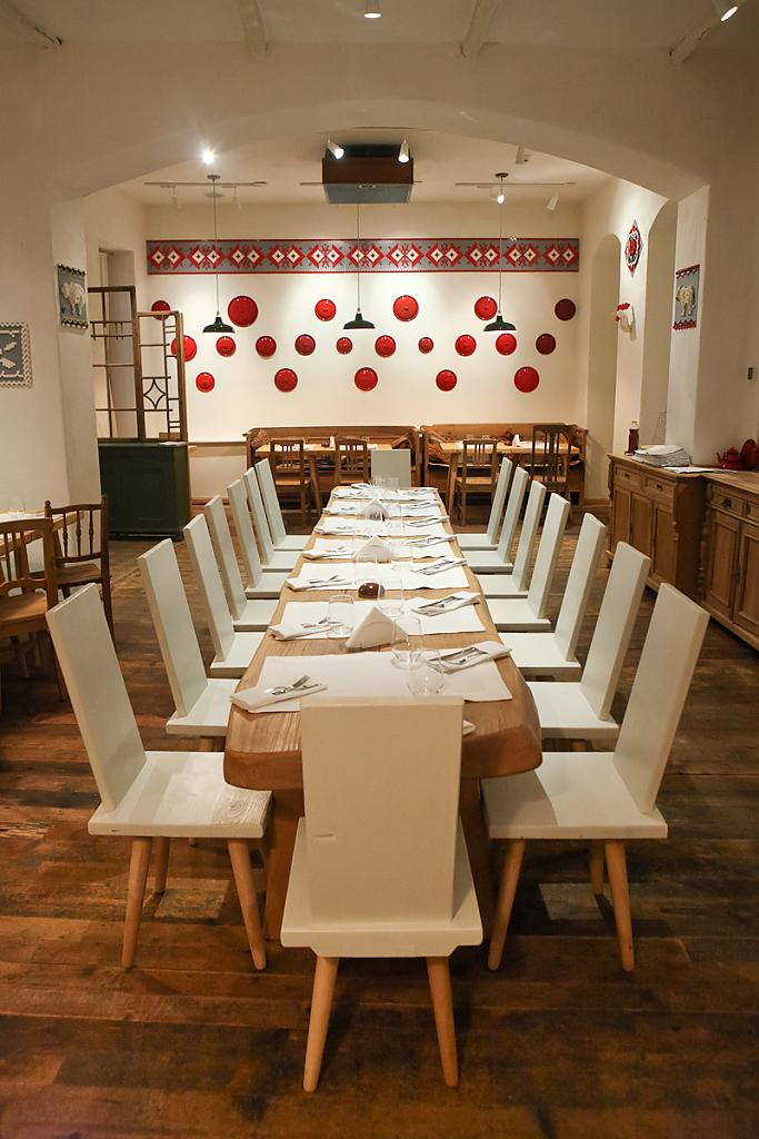 Lacrimi si Sfinti restaurant by Cristian Corvin
