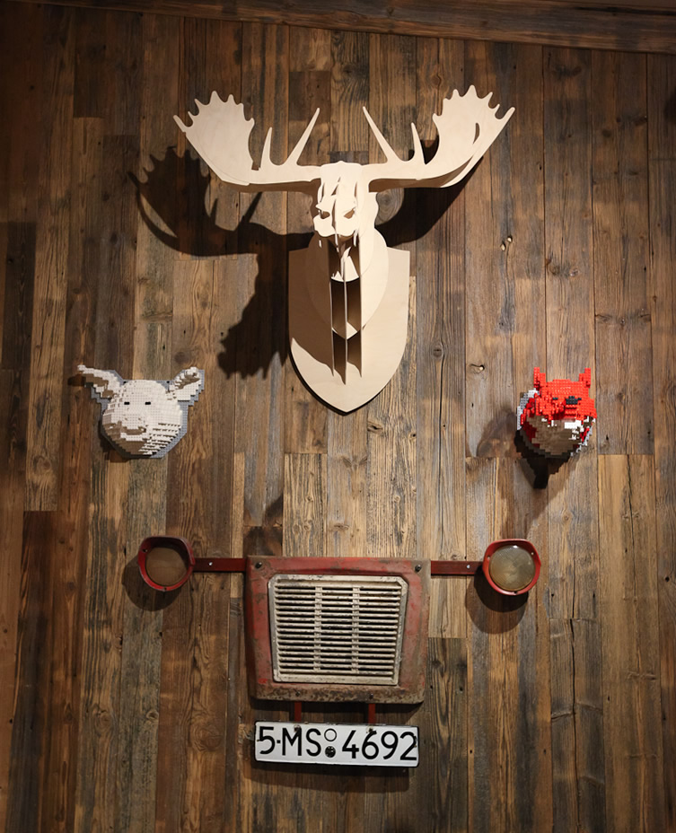 Lacrimi si Sfinti restaurant by Cristian Corvin