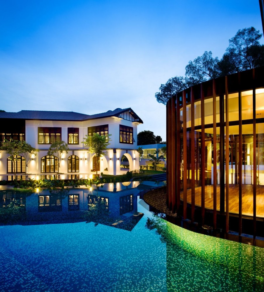 Modern House with Curvilinear Pavilion