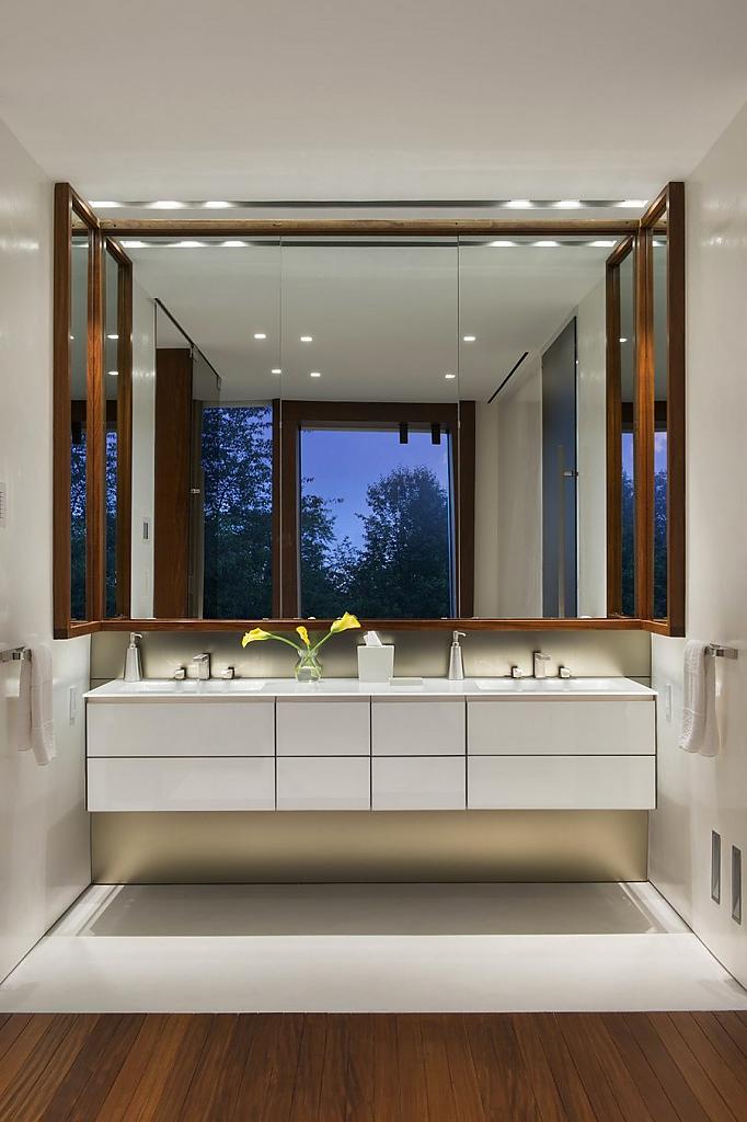 Imposing Oceanfront Home With Broad Views in Sagaponack