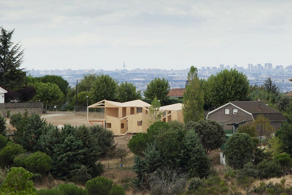 Edgy Residence Divided Into Modules in Spain by Elii