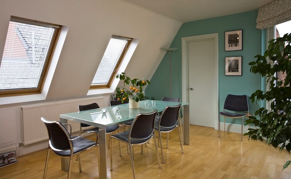 Choosing The Ideal Accent Wall Color For Your Dining Room