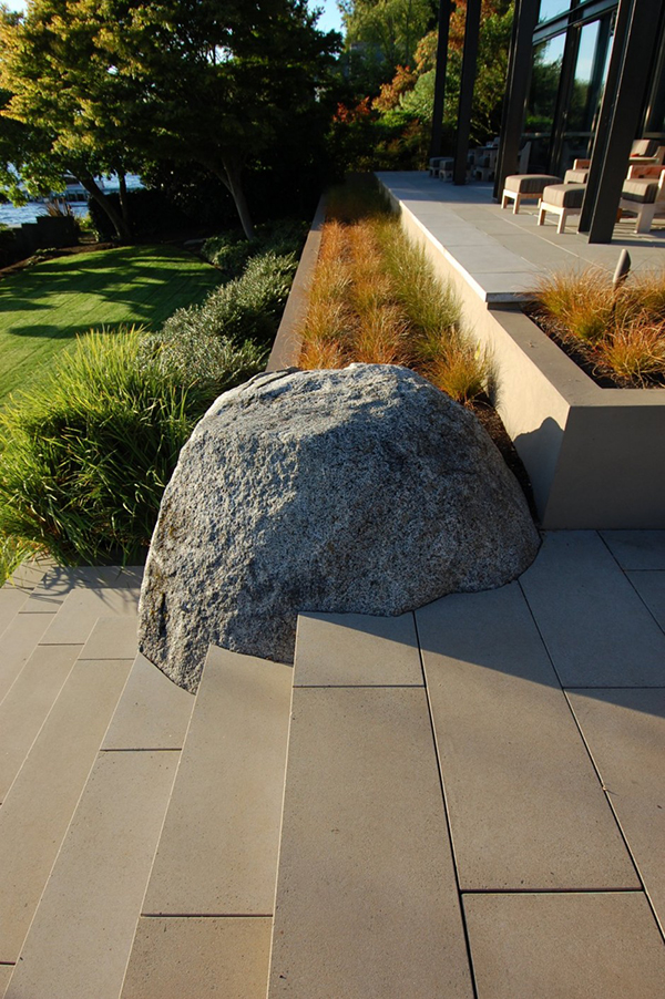 Waterfront Residence Envisioned As a Romantic and Relaxing Settlement